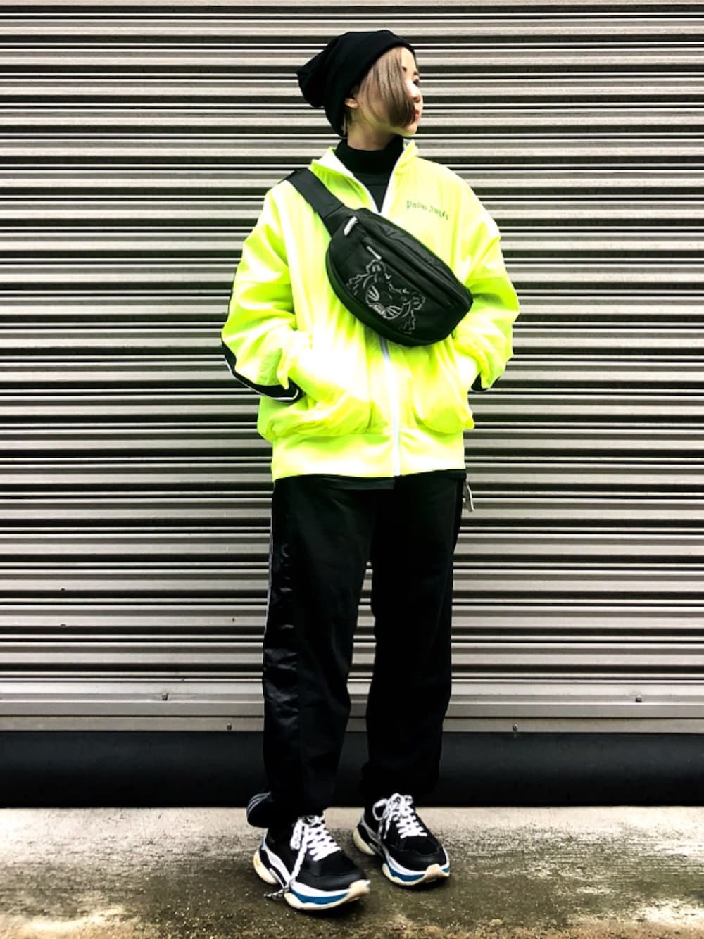 「KENZO、黒、LHP、冬コーデ、名古屋、休日スタイル、新作、PALM ANGELS」｜「Palm Angelsのアイテム（ジャケット/アウター、イエロー系）」を使った、IZUHARA MAYUさん（レディース・155cm）の冬コーディネートの1枚目の写真
