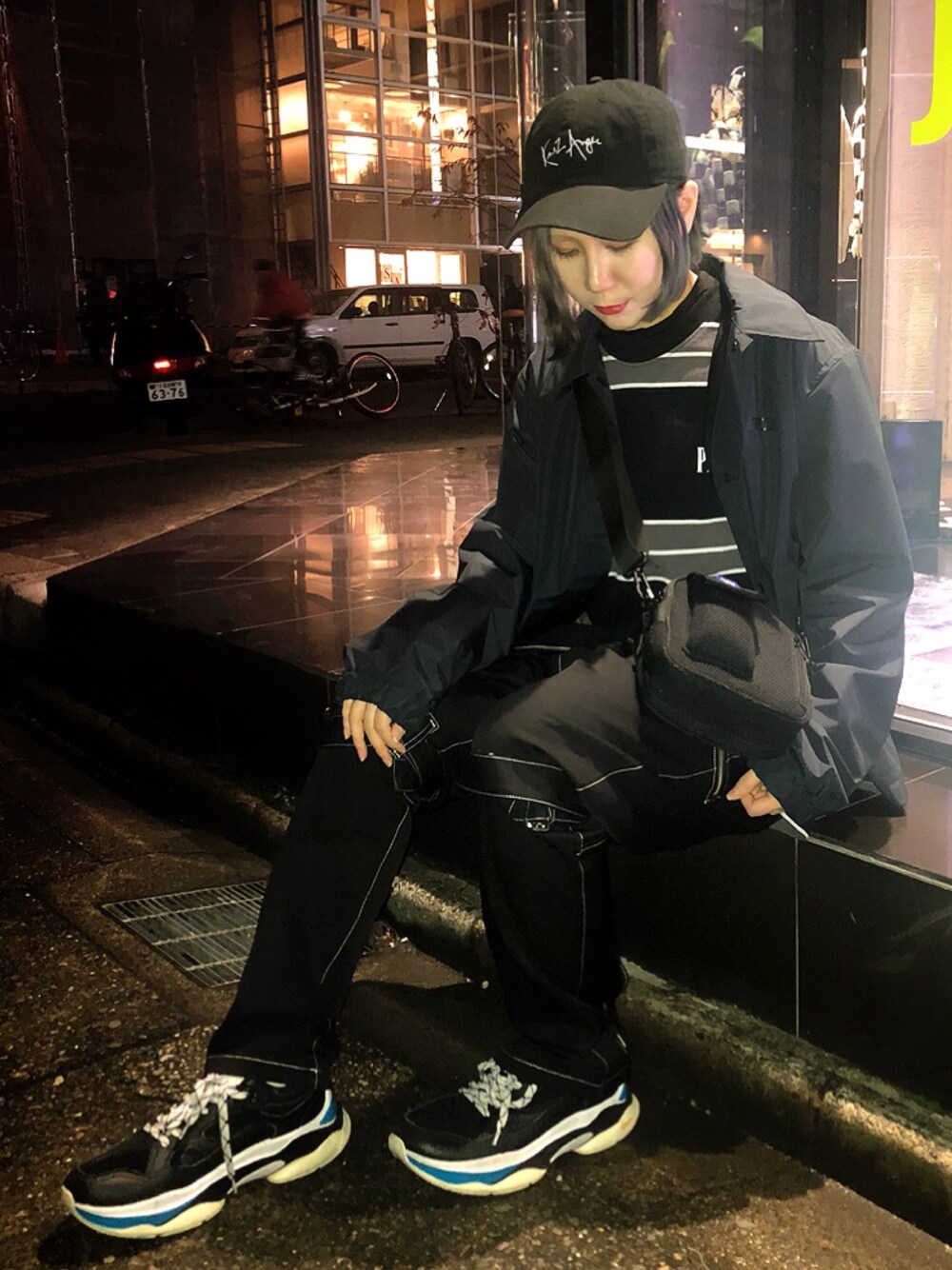 「スニーカー、ストリート、LHP、大人カジュアル、名古屋、春、ootd、HELMUT LANG、今日のコーデ、WHITELAND BLACKBURN」｜「WHITELANDのWHITELAND/ホワイトランド/メッシュ サコッシュ（ボディバッグ/ウエストポーチ、ブラック系）」を使った、IZUHARA MAYUさん（レディース・155cm）の冬コーディネートの1枚目の写真