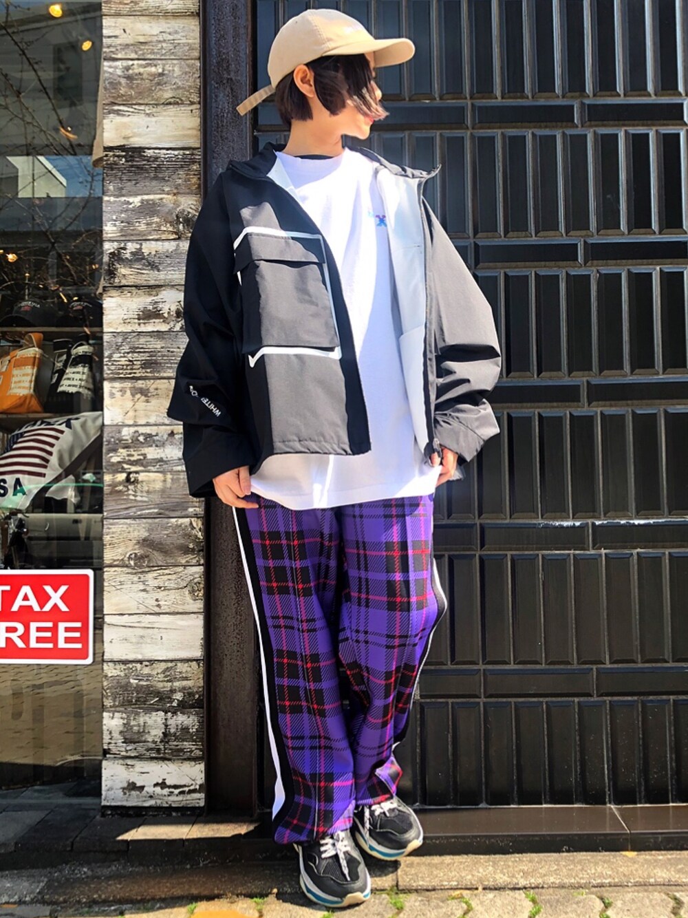 パープル系のその他パンツ、ブラック系のブルゾン、パープル系のその他パンツを着用したレディースの春コーディネートの1枚目の写真