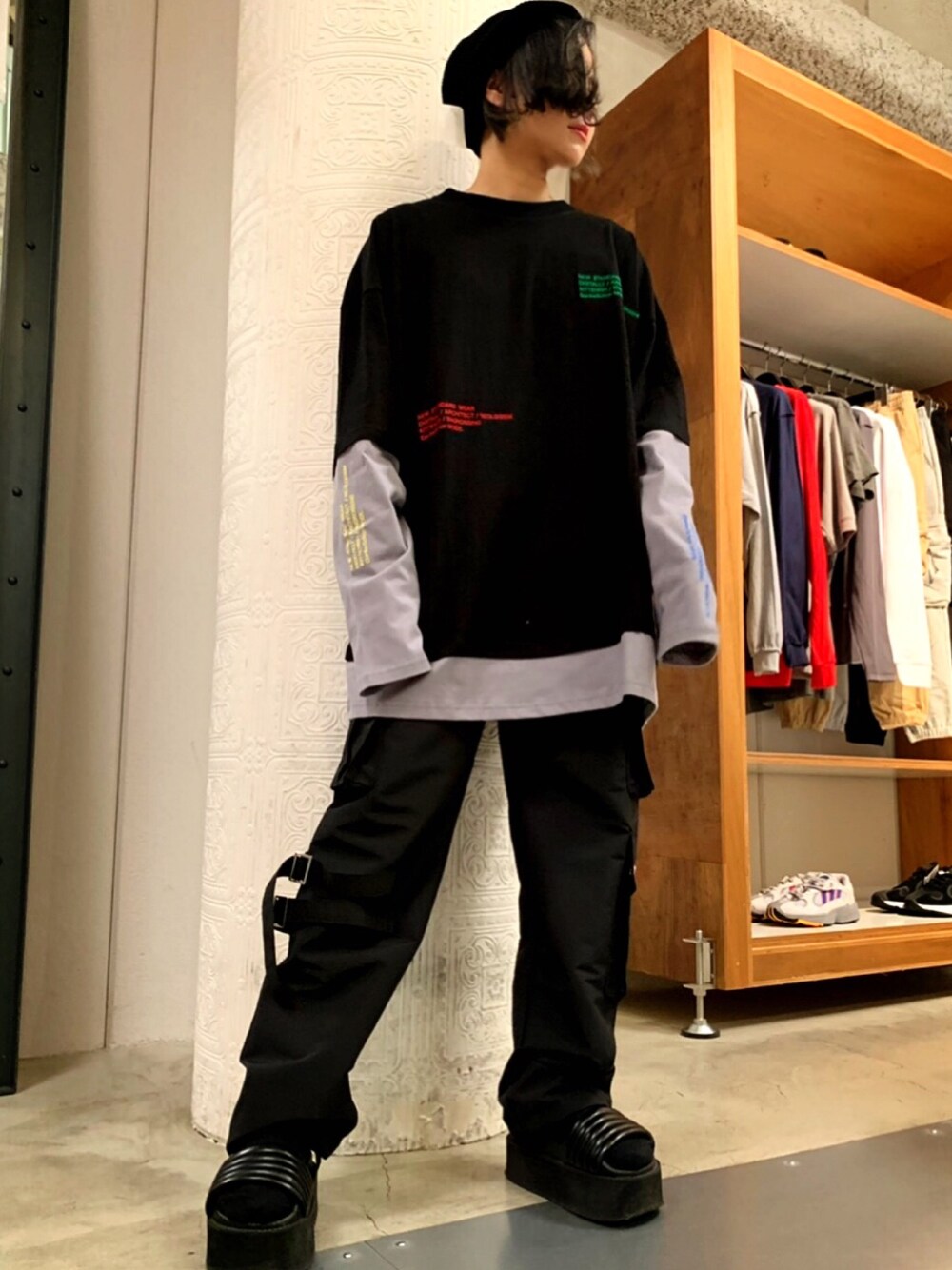 「シンプル、黒、LHP、春コーデ、今日のコーデ」｜「L.H.PのCtr1/コントロール/カーゴパンツ（カーゴパンツ、ブラック系）」を使った、IZUHARA MAYUさん（レディース・155cm）の春コーディネートの1枚目の写真