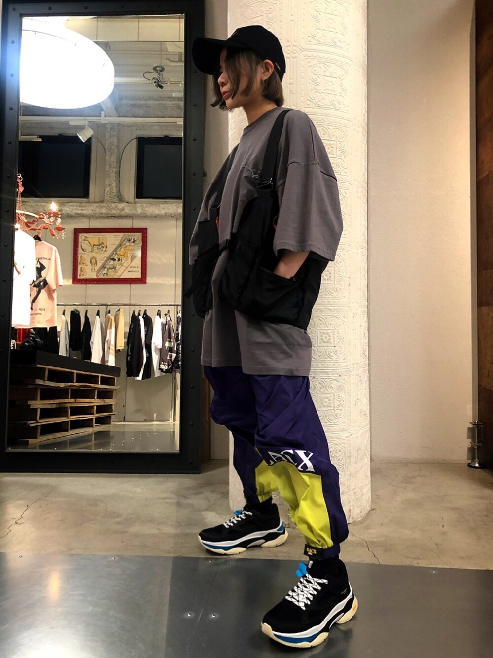 ブラック系のベスト、グレー系のTシャツ/カットソー、その他のパンツを着用したレディースの春コーディネートの1枚目の写真