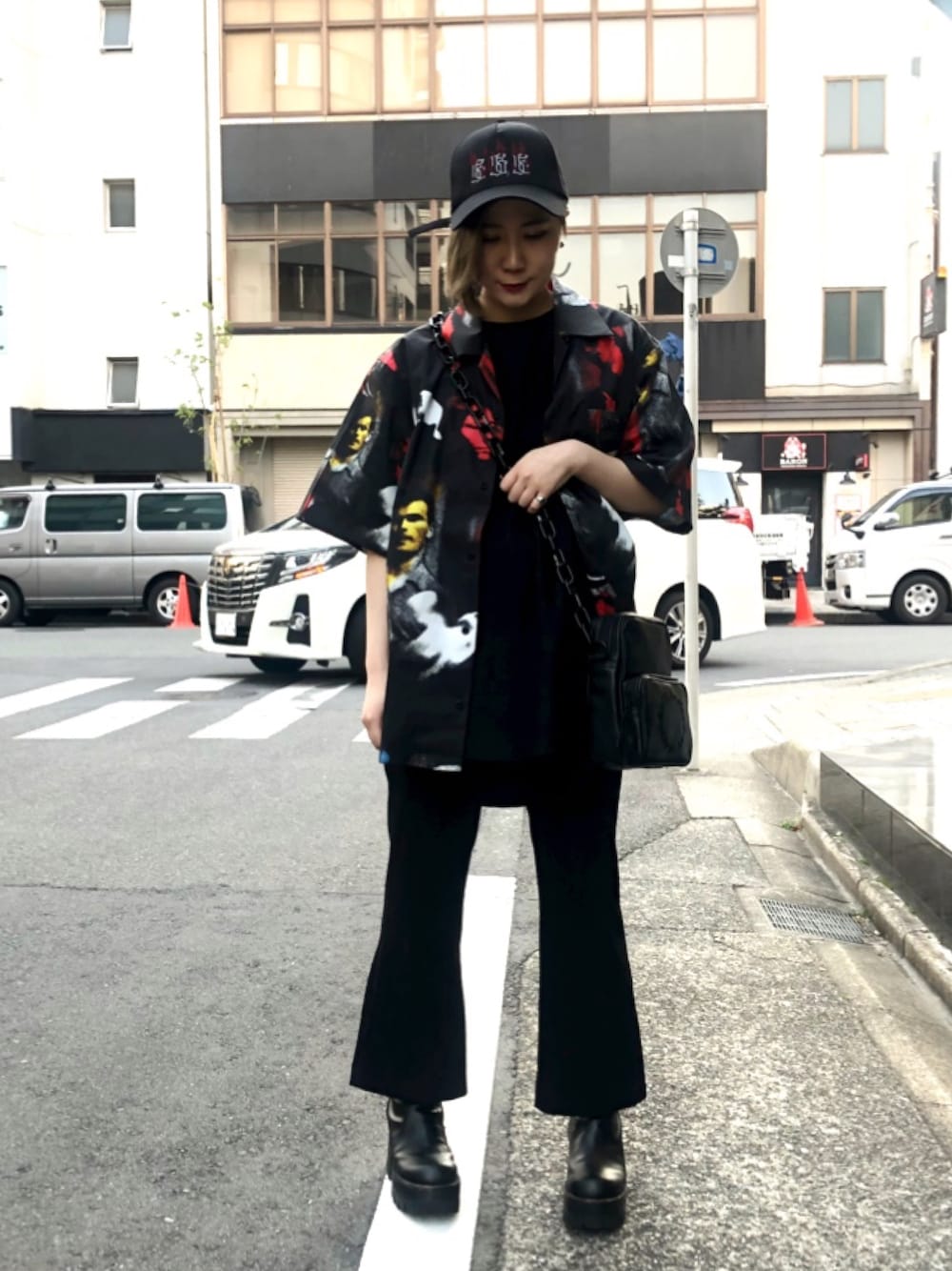 ブラック系のショルダーバッグ、ブラック系のボディバッグ/ウエストポーチ、ブラック系のショルダーバッグを着用したレディースの春コーディネートの1枚目の写真