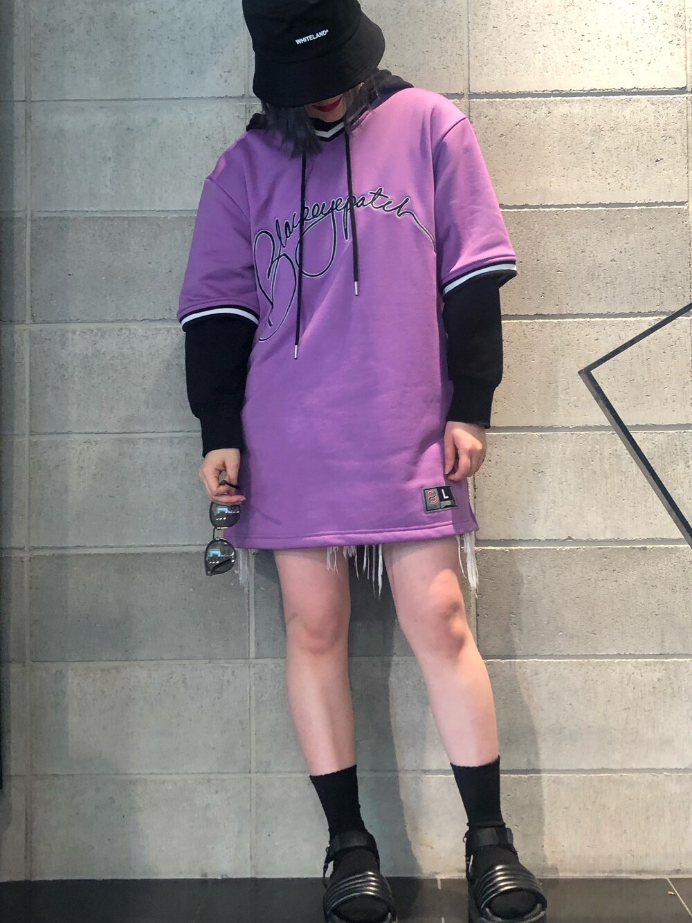 「LHP、休日スタイル、キレイめ、春、ootd、楽チンコーデ、カジュアルコーデ、ゆるコーデ」｜「BlackEyePatchのアイテム（トップス、パープル系）」を使った、IZUHARA MAYUさん（レディース・155cm）の春コーディネートの1枚目の写真