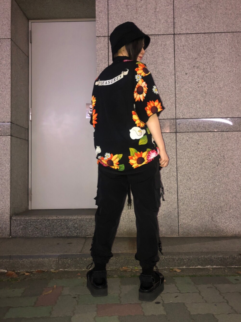 ブラック系のその他パンツ、ブラック系のその他パンツ、ブラック系のカーゴパンツを着用したレディースの春コーディネートの1枚目の写真