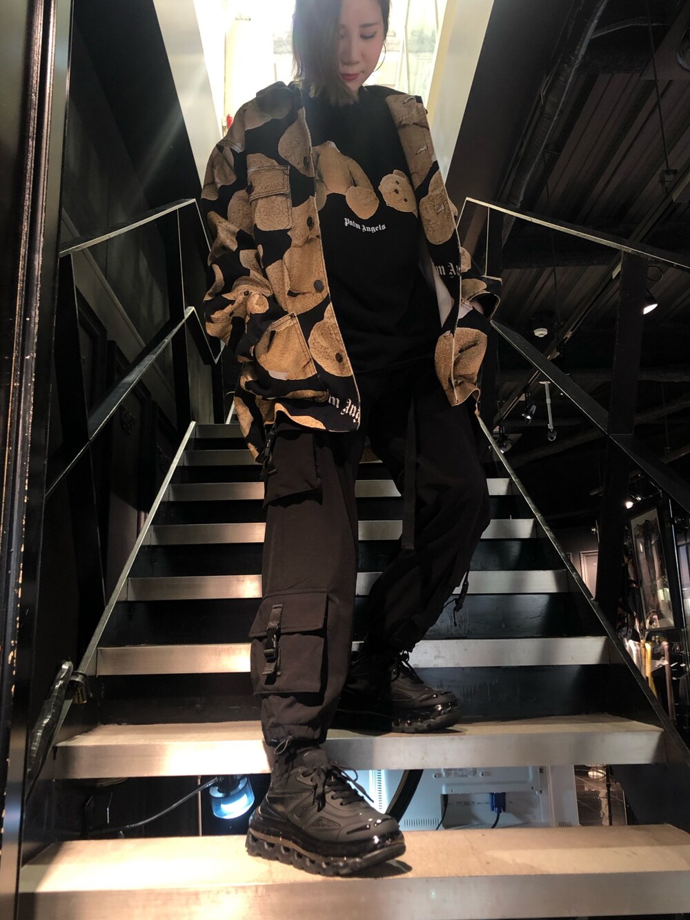 ブラック系のカーゴパンツ、ブラック系のトップス、ブラック系のその他パンツを着用したレディースの春コーディネートの1枚目の写真