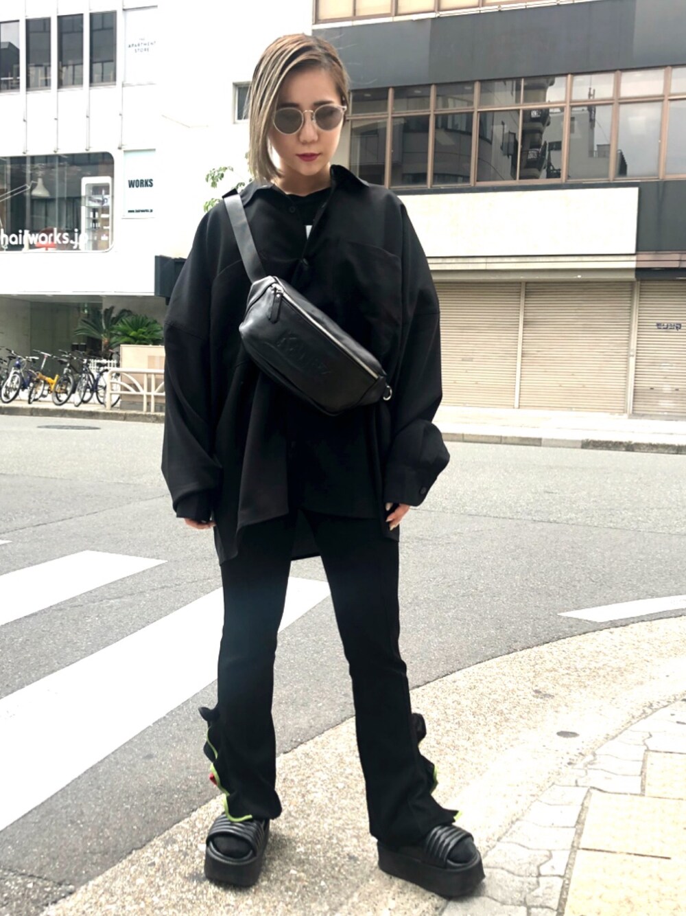 「夏、サングラス、黒、LHP、名古屋、シンプルコーデ、シャツスタイル、カジュアルコーデ、オトナカジュアル」｜「KaneZのKaneZ/ケインズ/Leather BumBag（ボディバッグ/ウエストポーチ、ブラック系）」を使った、IZUHARA MAYUさん（レディース・155cm）の夏コーディネートの1枚目の写真