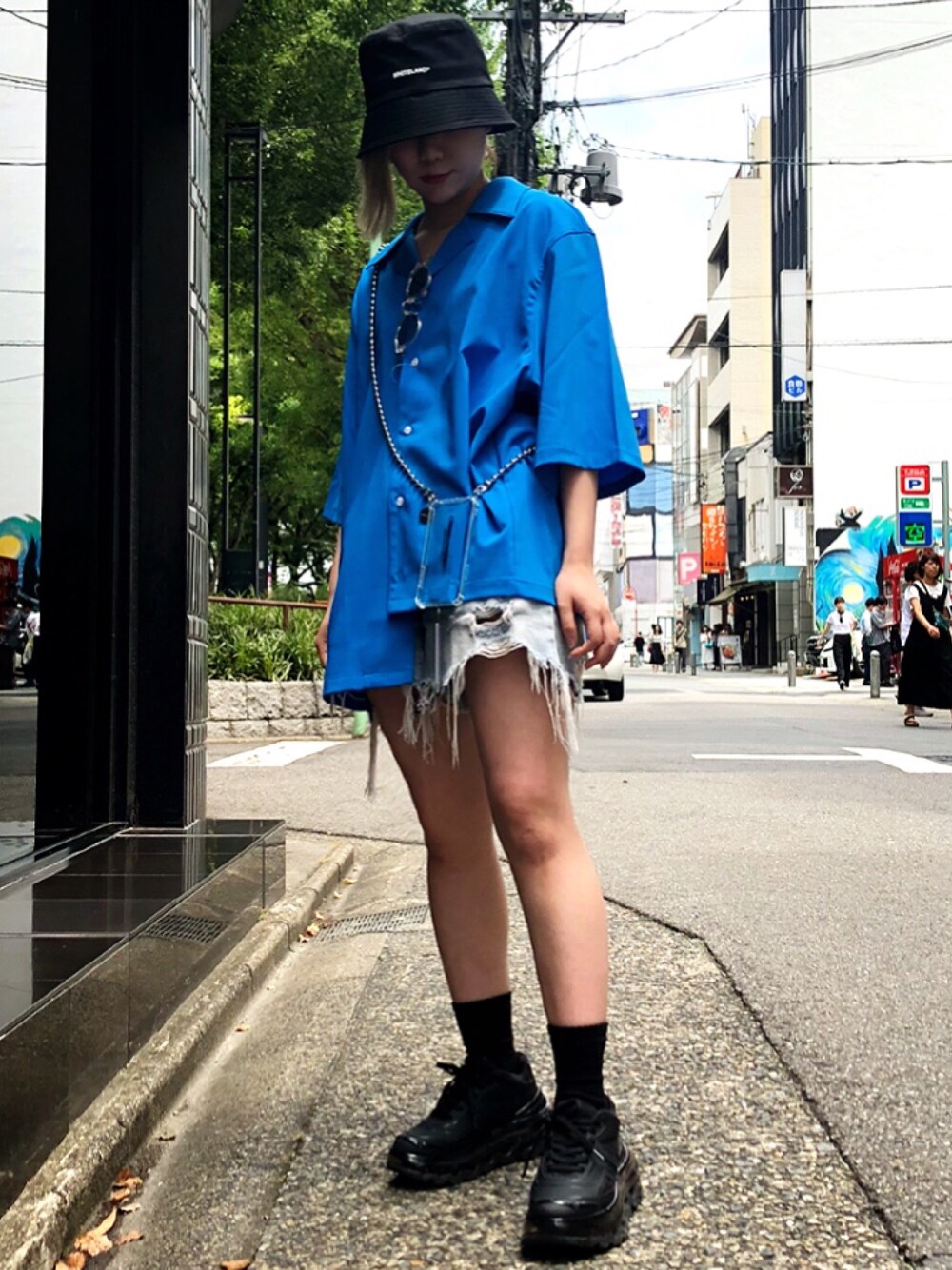 ブルー系のシャツ/ブラウス、ブルー系のシャツ/ブラウス、ブラック系のハットを着用したレディースの夏コーディネートの1枚目の写真