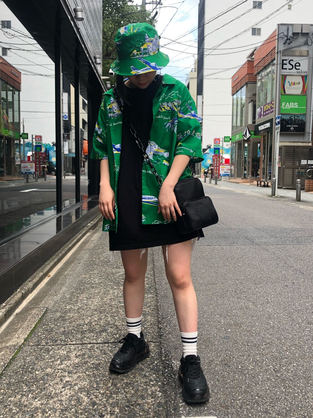 「カジュアル、グリーン、LHP、名古屋、ビックシルエット、新作、ootd、夏コーデ、今日のコーデ、オトナカジュアル」｜「BlackEyePatchのBLACKEYEPATCH×HAYN/ブラックアイパッチ×ハイアン/ALOHA S/S/アロハシャツ（シャツ/ブラウス、グリーン系）」を使った、IZUHARA MAYUさん（レディース・155cm）の夏コーディネートの1枚目の写真