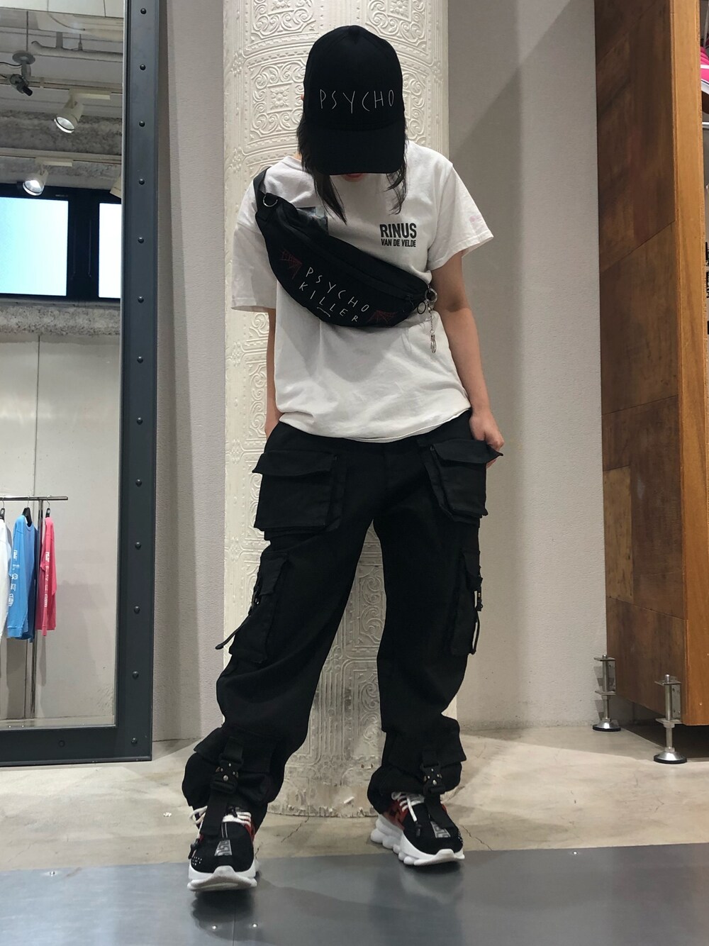 ブラック系のバッグ、ブラック系のカーゴパンツ、ブラック系のカーゴパンツを着用したレディースの夏コーディネートの1枚目の写真