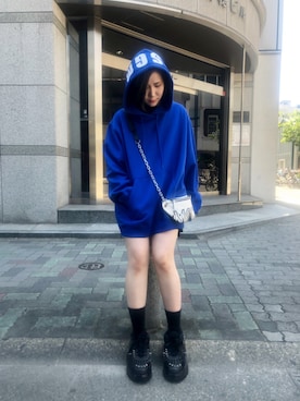 「MSGM（エムエスジーエム）のアイテム（パーカー）」を使った、IZUHARA MAYUさん（レディース・155cm）の夏コーディネート