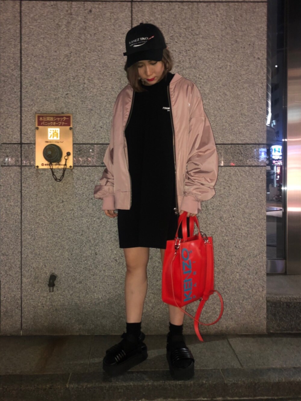「LHP、名古屋、夜のスナップ、きれいめカジュアル、新作、ootd、シンプルコーデ、ゆるコーデ、栄、オトナカジュアル」｜「WHITELANDのWHITELAND/ホワイトランド/MA-1（MA-1、ピンク系）」を使った、IZUHARA MAYUさん（レディース・155cm）の秋コーディネートの1枚目の写真