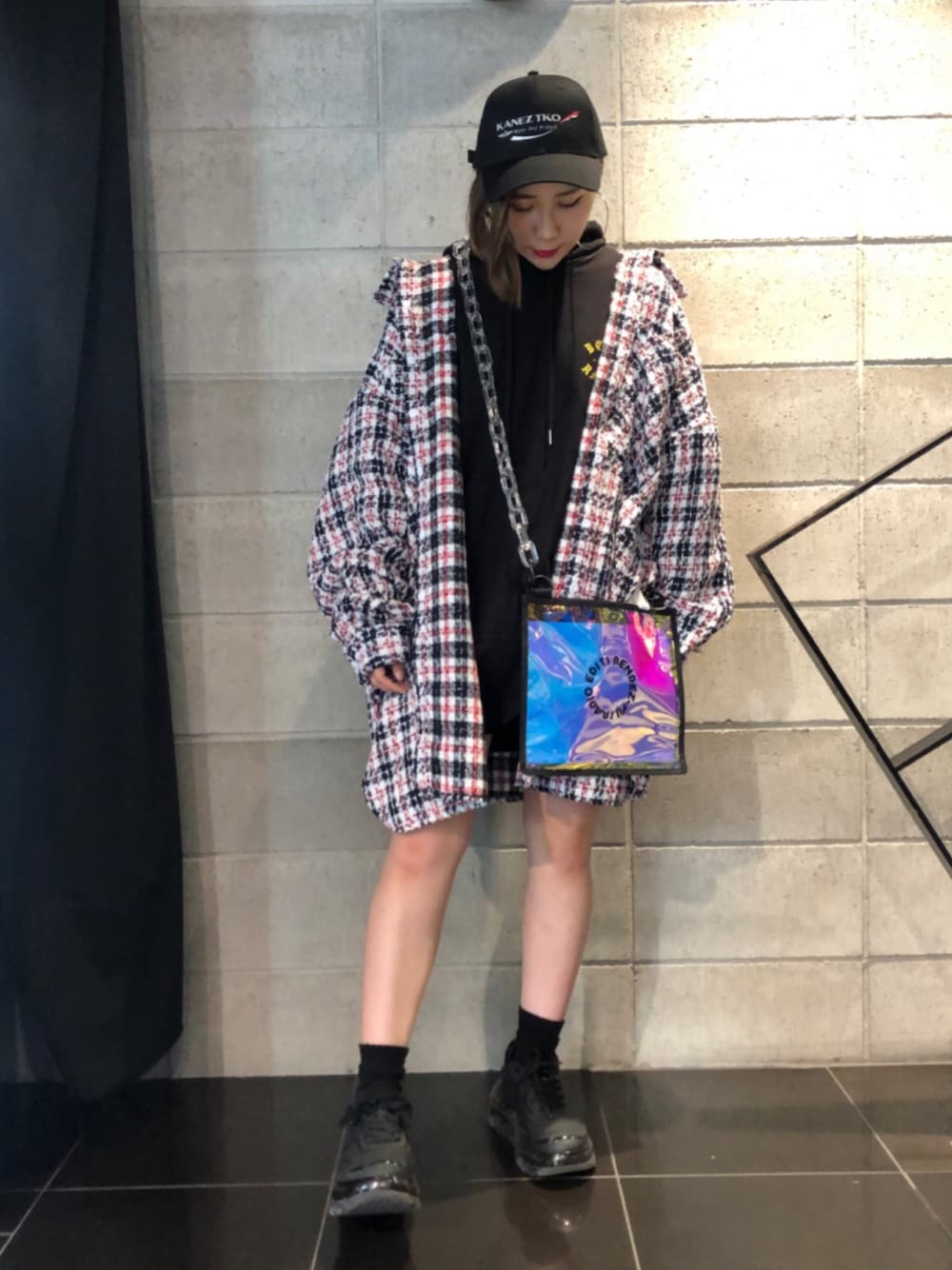 その他のショルダーバッグ、ホワイト系のシャツ/ブラウス、ホワイト系のシャツ/ブラウスを着用したレディースの秋コーディネートの1枚目の写真