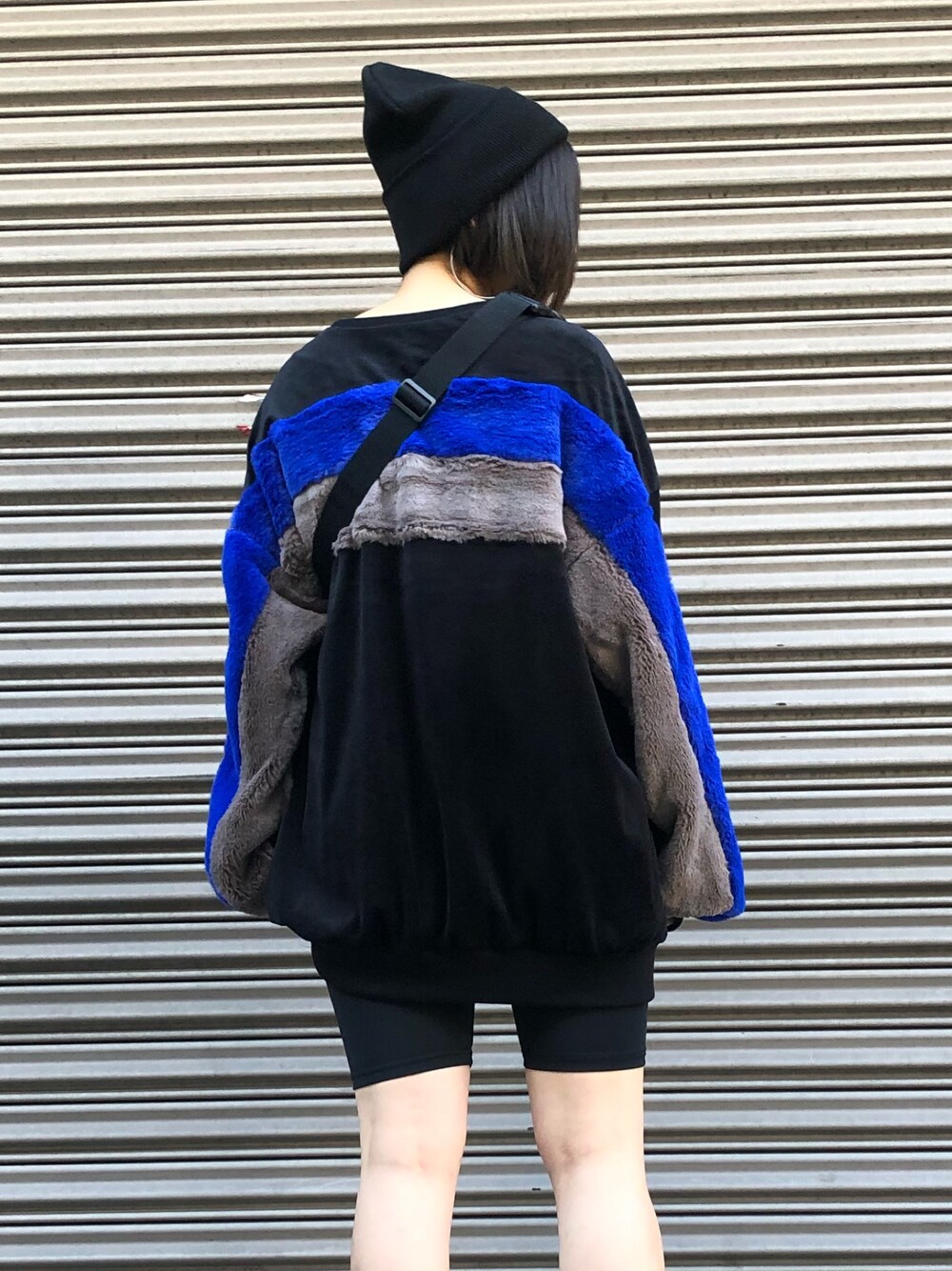 ブラック系のTシャツ/カットソー、ブラック系のスウェット、ブラック系のニットキャップ/ビーニーを着用したレディースの秋コーディネートの1枚目の写真