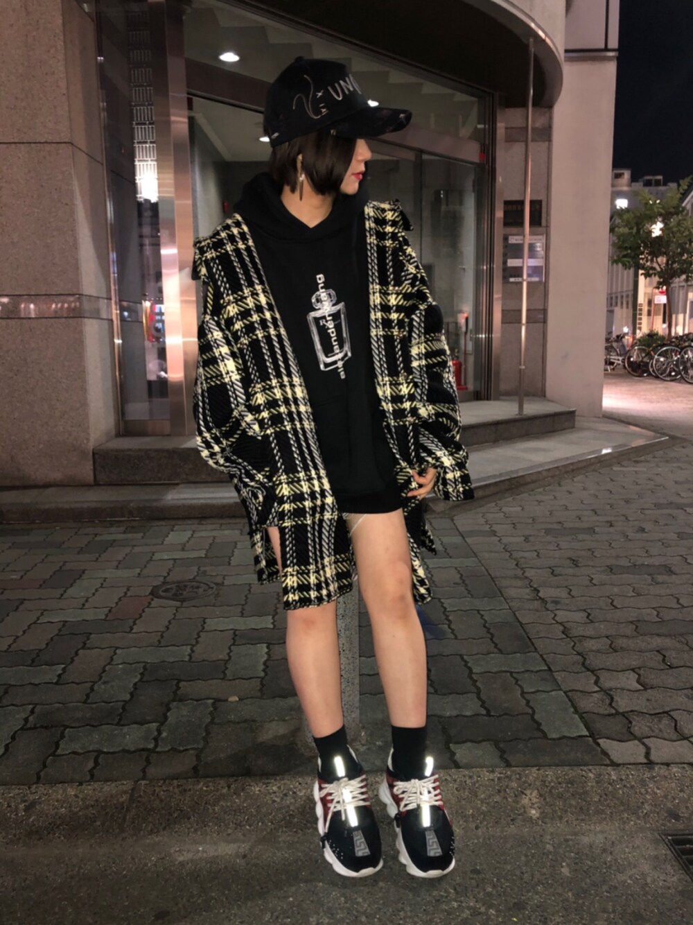 「スニーカー、シンプル、秋のコーデ、ootd、ラクチンコーデ、秋、今日のコーデ、韓国ファッション、おしゃれさんと繋がりたい」｜「DANKE SCHONのDankeSchon/ダンケシェーン/ネックスリット千鳥テープシャツ（シャツ/ブラウス、イエロー系）」を使った、IZUHARA MAYUさん（レディース・155cm）の秋コーディネートの1枚目の写真