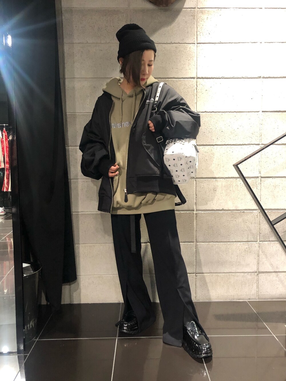 ブラック系のMA-1、ホワイト系のバックパック/リュック、ブラック系のMA-1を着用したレディースの秋コーディネートの1枚目の写真