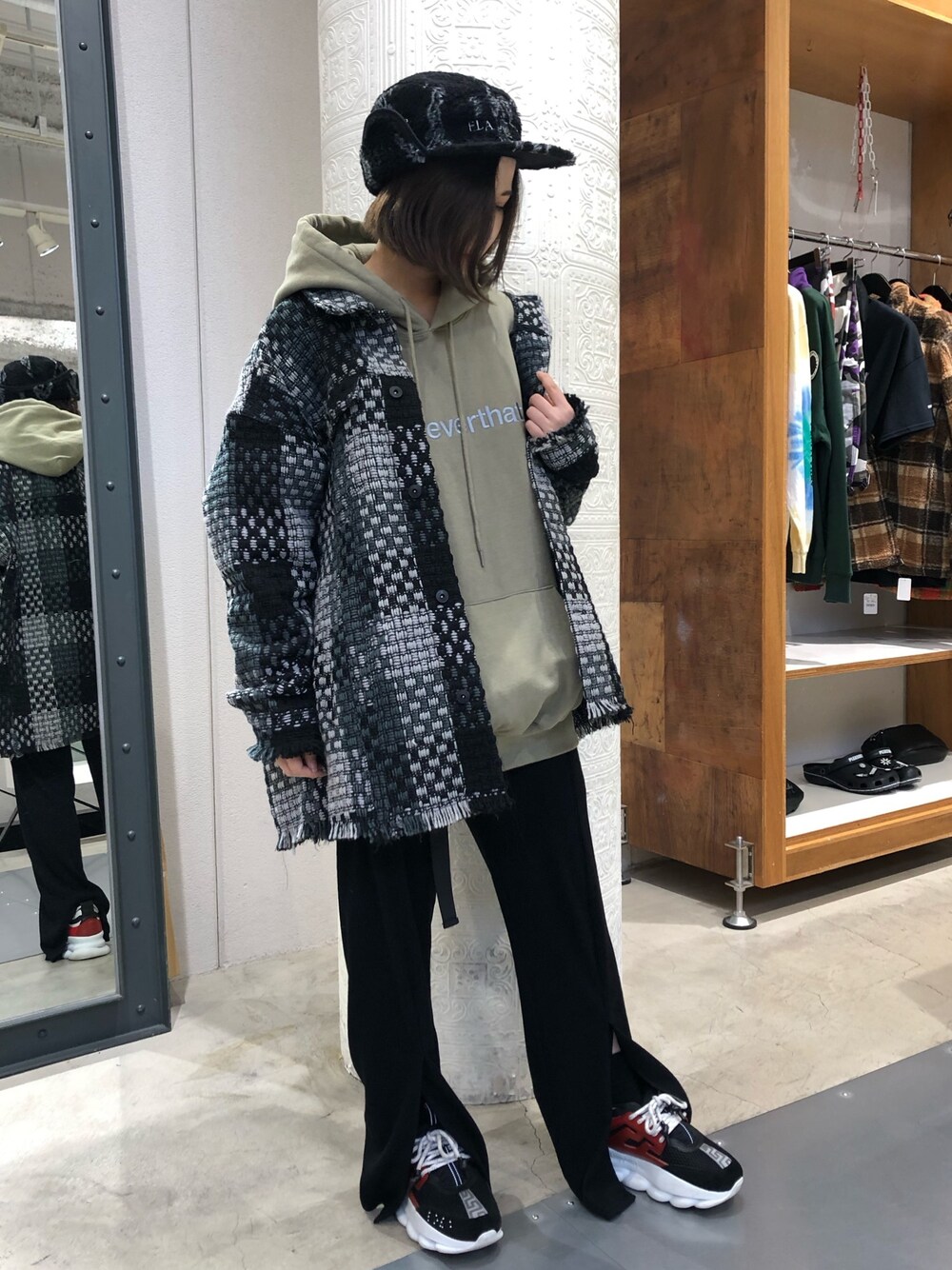 「秋コーデ、ラフ、カジュアル、LHP、大人コーデ、ベージュコーデ、black、韓国ファッション」｜「DANKE SCHONのアイテム（シャツ/ブラウス、グレー系）」を使った、IZUHARA MAYUさん（レディース・155cm）の秋コーディネートの1枚目の写真