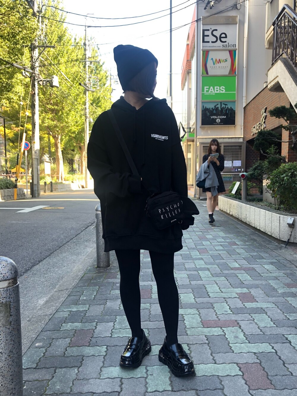 ブラック系のバッグ、ブラック系のニットキャップ/ビーニー、ブラック系のニットキャップ/ビーニーを着用したレディースの秋コーディネートの1枚目の写真