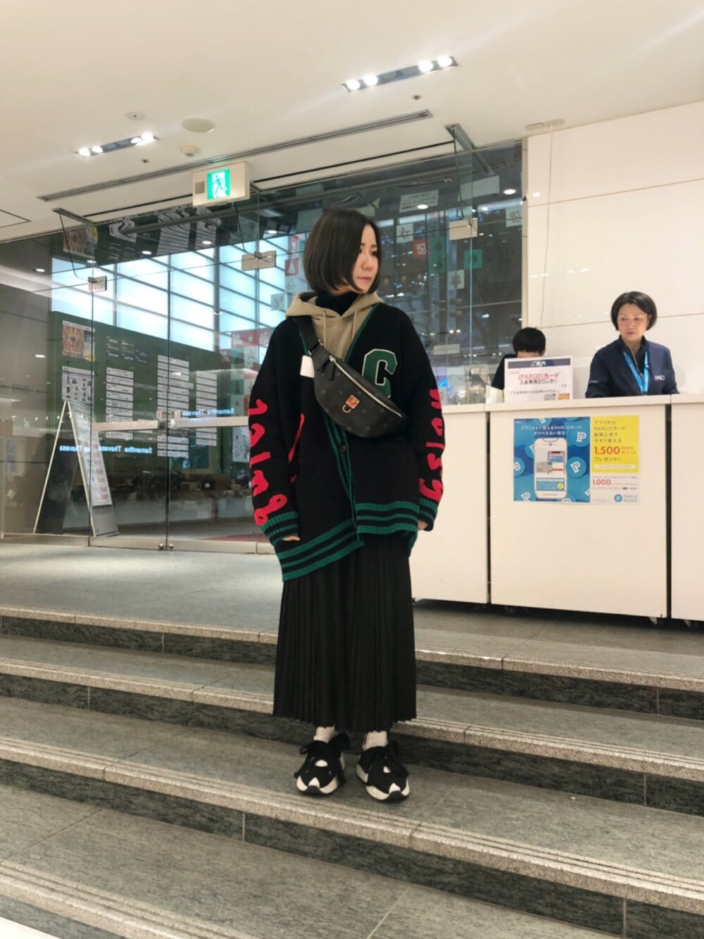 「ニット、シンプル、黒、LHP、冬コーデ、大人カジュアル、ootd、outfit、オトナ女子、LHPWOMEN」｜「ChicaのChica/チカ/ニットカーディガン（カーディガン/ボレロ、ブラック系）」を使った、IZUHARA MAYUさん（レディース・155cm）の秋コーディネートの1枚目の写真