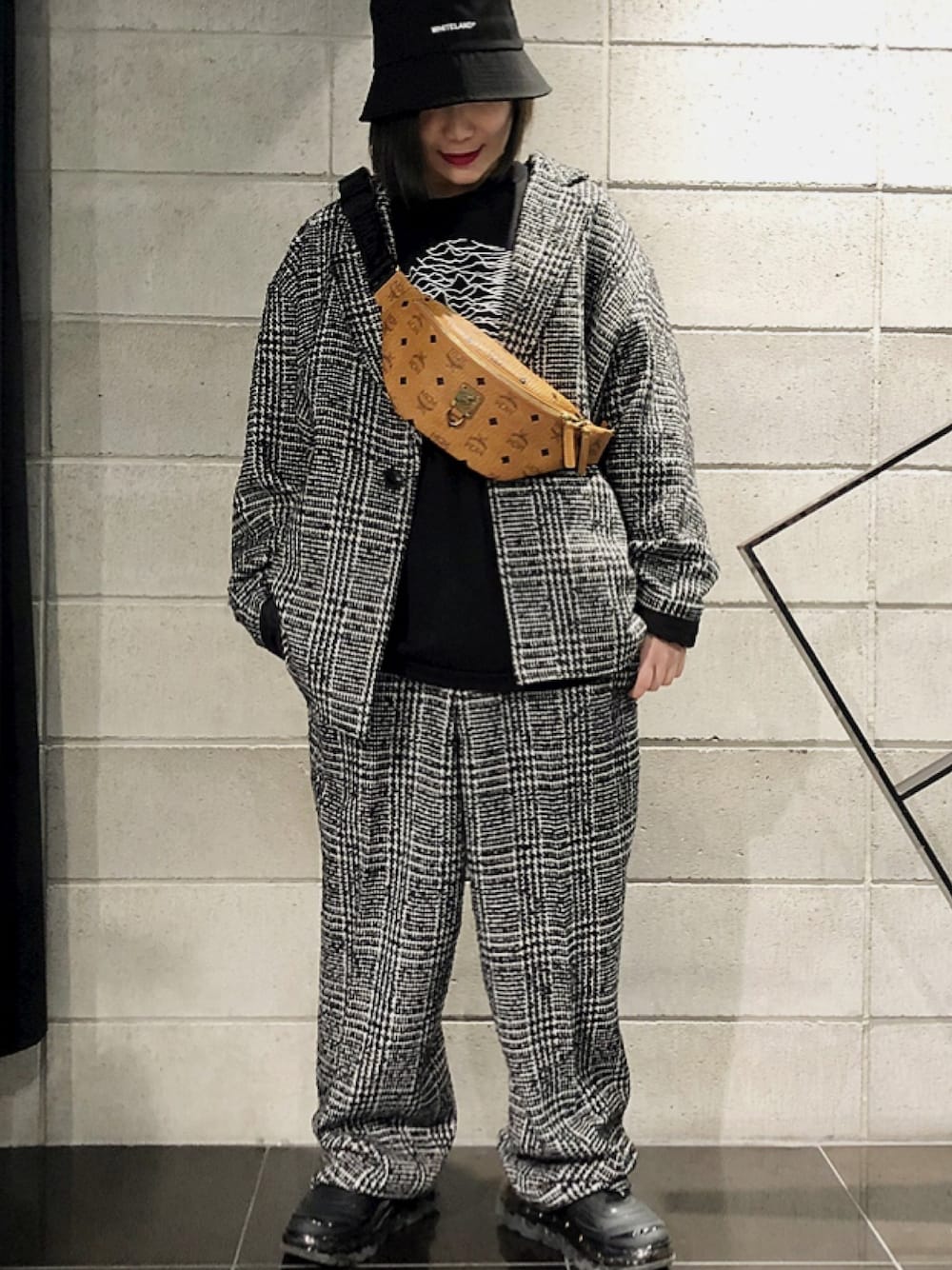 「セットアップ、シンプル、LHP、冬コーデ、スニーカーコーデ、ootd、ゆるコーデ、outfit、blackeyepatch、2019」｜「WHITELANDのWHITELAND/ホワイトランド/HAT（ハット、ブラック系）」を使った、IZUHARA MAYUさん（レディース・155cm）の冬コーディネートの1枚目の写真