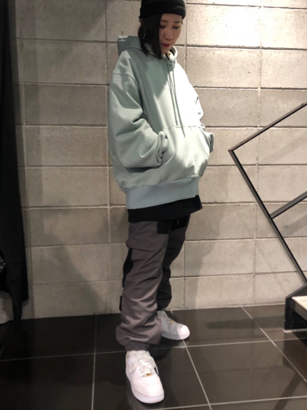 グリーン系のパーカー、ブラック系のその他パンツ、グリーン系のパーカーを着用したレディースの冬コーディネートの1枚目の写真