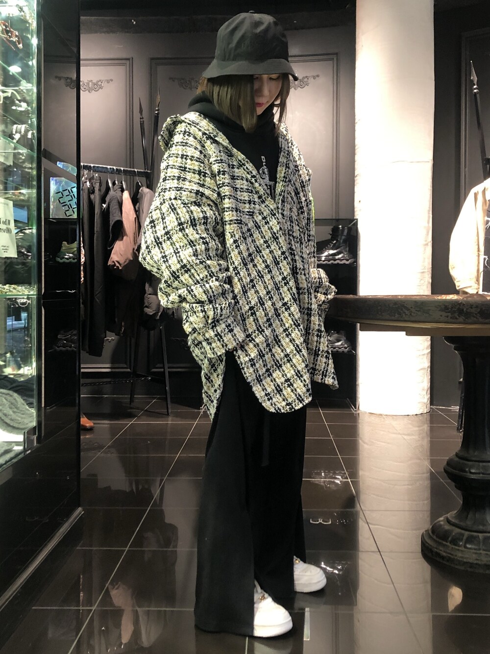 イエロー系のシャツ/ブラウス、イエロー系のシャツ/ブラウス、イエロー系のシャツ/ブラウスを着用したレディースの冬コーディネートの1枚目の写真