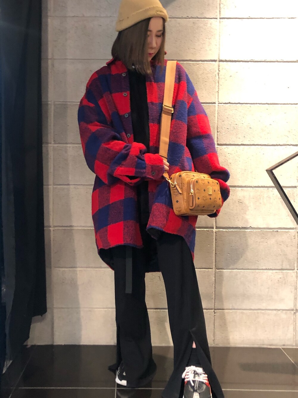 レッド系のシャツ/ブラウス、ブラウン系のボディバッグ/ウエストポーチ、レッド系のシャツ/ブラウスを着用したレディースの冬コーディネートの1枚目の写真