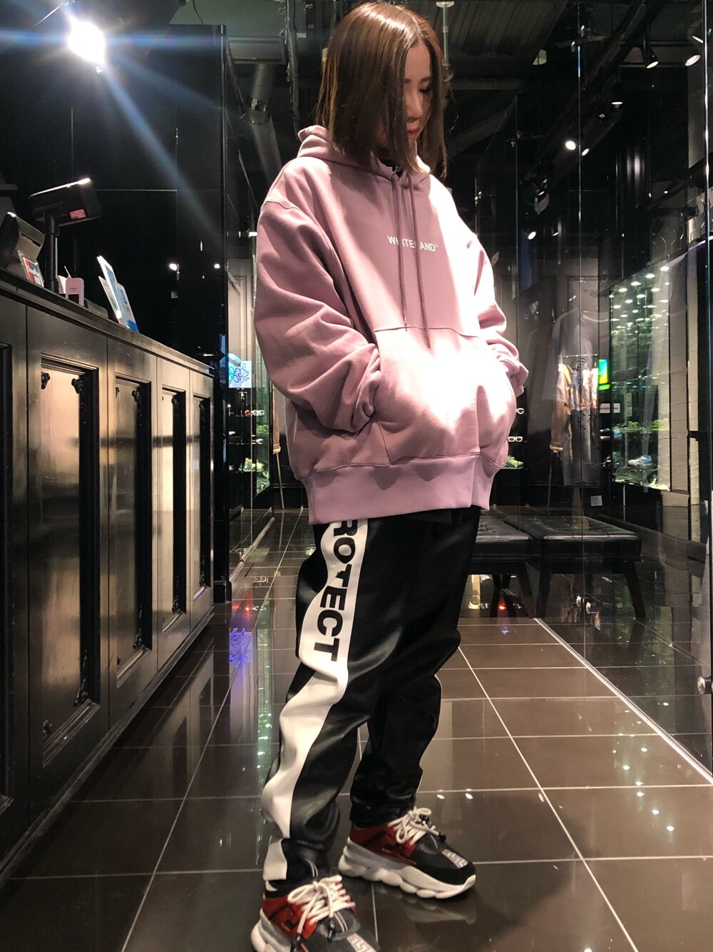 「ビッグシルエット、ピンク、黒、大人カジュアル、ootd、ラクチンコーデ、着回しコーデ、WHITELAND BLACKBURN」｜「WHITELANDのWHITELAND/ホワイトランド/ロゴプリント プルオーバーパーカー（パーカー、パープル系）」を使った、IZUHARA MAYUさん（レディース・155cm）の冬コーディネートの1枚目の写真