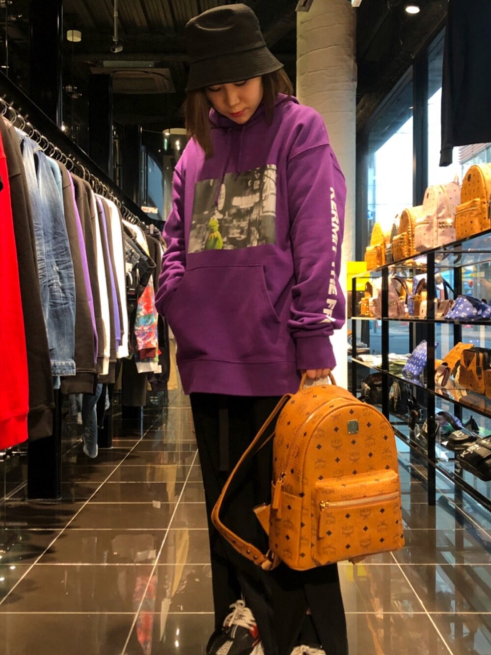 「ビッグシルエット、パーカー、LHP、名古屋、新作、ootd、コーディネート、紫、着回しコーデ、カーミット」｜「WHITELANDのWHITELAND/ホワイトランド/NEW KERMIT HOODIE(パーカー)（パーカー、パープル系）」を使った、IZUHARA MAYUさん（レディース・155cm）の冬コーディネートの1枚目の写真
