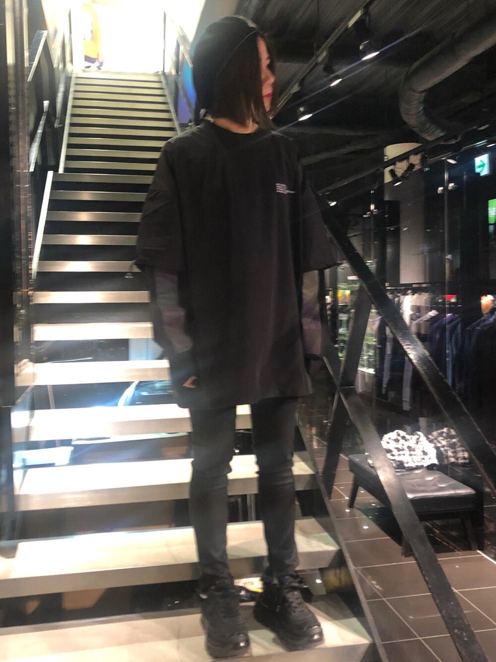 ブラック系のTシャツ/カットソー、ブラック系のデニムパンツ、ブラック系のTシャツ/カットソーを着用したレディースの冬コーディネートの1枚目の写真