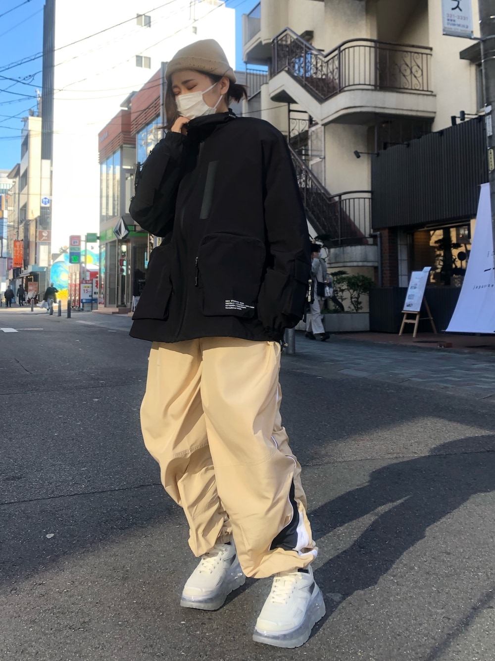 「ビッグシルエット、ストリート、LHP、大人カジュアル、Danke schon、ラフ、パンツスタイル、楽チンコーデ、カジュアルコーデ」｜「DANKE SCHONのDankeSchon/ダンケシェーン/ナイロンミリタリーブルゾン（ブルゾン、ブラック系）」を使った、IZUHARA MAYUさん（レディース・155cm）の冬コーディネートの1枚目の写真