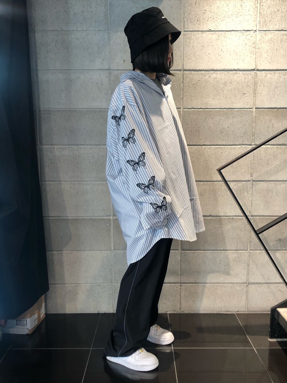 「LHP、プチプラ、ラフ、ootd、シンプルコーデ、ゆるコーデ、オトナカジュアル、はるコーデ、LHPWOMEN」｜「WHITELANDのWHITELAND/ホワイトランド/BUTTERFLY SHIRTS/バタフライシャツ（シャツ/ブラウス、ブルー系）」を使った、IZUHARA MAYUさん（レディース・155cm）の冬コーディネートの1枚目の写真