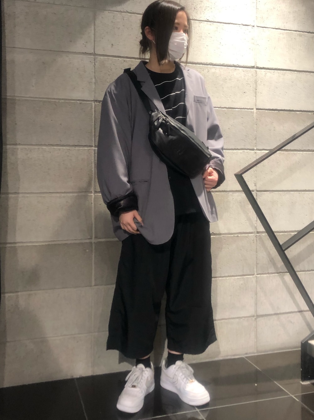 「ボーイッシュ、ブラックコーデ、LHP、名古屋、パンツスタイル、春、ootd、シンプルコーデ、低身長コーデ、栄」｜「KaneZのKaneZ/ケインズ/Leather BumBag（ボディバッグ/ウエストポーチ、ブラック系）」を使った、IZUHARA MAYUさん（レディース・155cm）の冬コーディネートの1枚目の写真