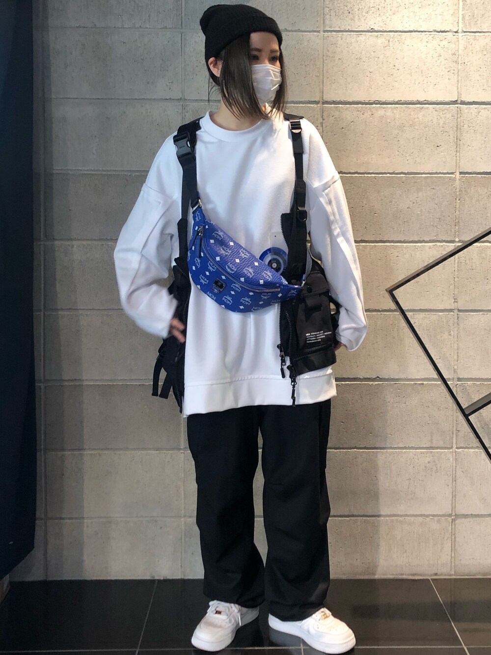 「シンプル、ホワイト、ストリート、LHP、ベスト、カーゴパンツ、ootd、春カラー、outfit、韓国ファッション」｜「DANKE SCHONのDankeSchon/ダンケシェーン/NS MESH VEST/メッシュベスト（ベスト、ブラック系）」を使った、IZUHARA MAYUさん（レディース・155cm）の冬コーディネートの1枚目の写真