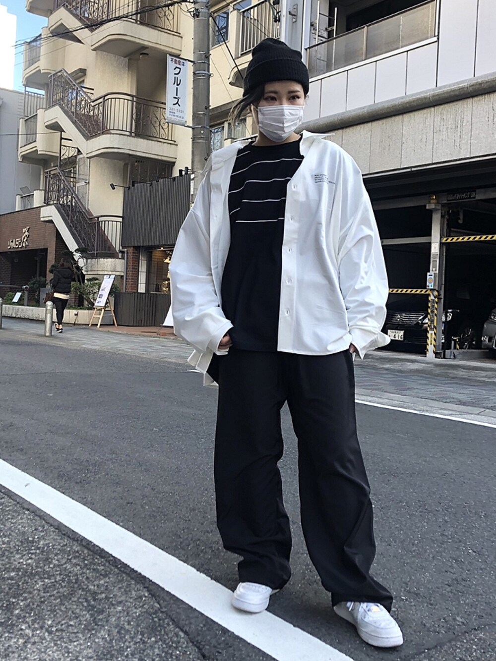 ホワイト系のシャツ/ブラウス、ブラック系のその他パンツ、ホワイト系のシャツ/ブラウスを着用したレディースの春コーディネートの1枚目の写真