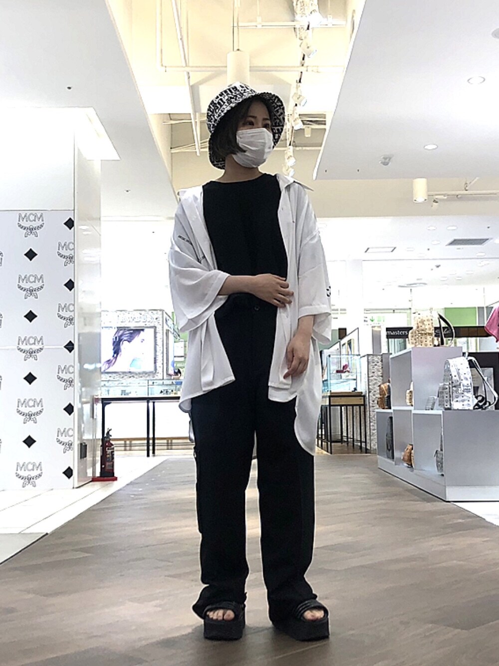 「白シャツ、LHP、白、大人カジュアル、名古屋、ワイドパンツ、ootd、シンプルコーデ、バケハ、名古屋PARCO」｜「DANKE SCHONのDankeSchon/ダンケシェーン/リフレクタープリント半袖シャツ（シャツ/ブラウス、ホワイト系）」を使った、IZUHARA MAYUさん（レディース・155cm）の夏コーディネートの1枚目の写真