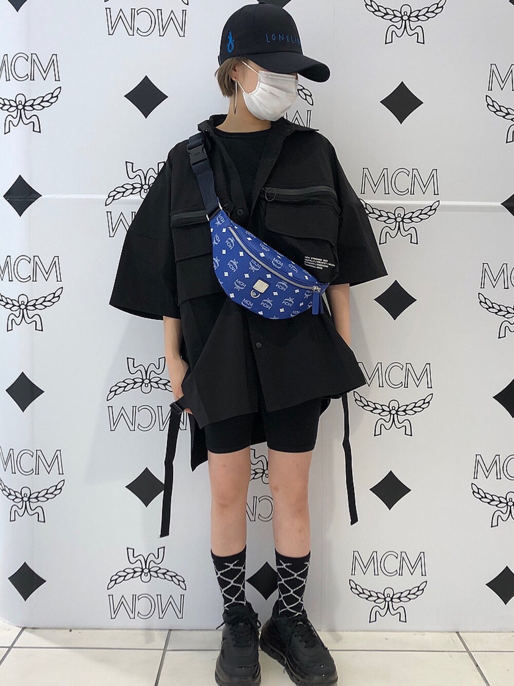 「カジュアル、シンプル、ブラック、ストリート、黒、大人女子、シャツスタイル、夏コーデ、低身長、雨の日コーデ」｜「DANKE SCHONのDankeSchon/ダンケシェーン/ストラップ半袖シャツ（シャツ/ブラウス、ブラック系）」を使った、IZUHARA MAYUさん（レディース・155cm）の夏コーディネートの1枚目の写真