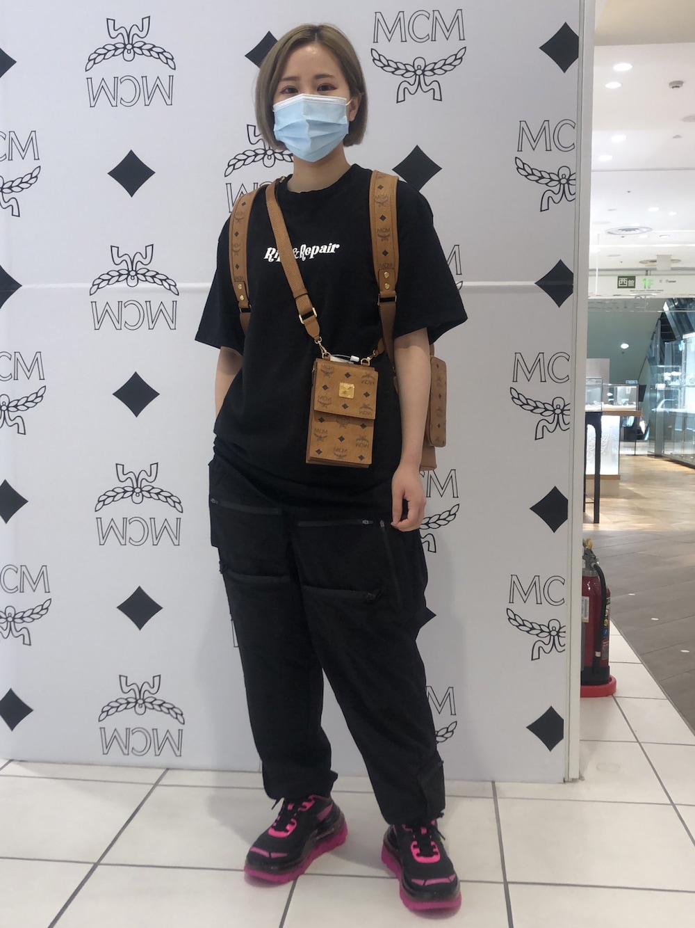 「カジュアル、シンプル、夏、黒、LHP、モノトーン、ラフ、夏コーデ、探検隊」｜「DANKE SCHONのDankeSchon/ダンケシェーン/マルチポケットカーゴパンツ（その他パンツ、ブラック系）」を使った、IZUHARA MAYUさん（レディース・155cm）の夏コーディネートの1枚目の写真