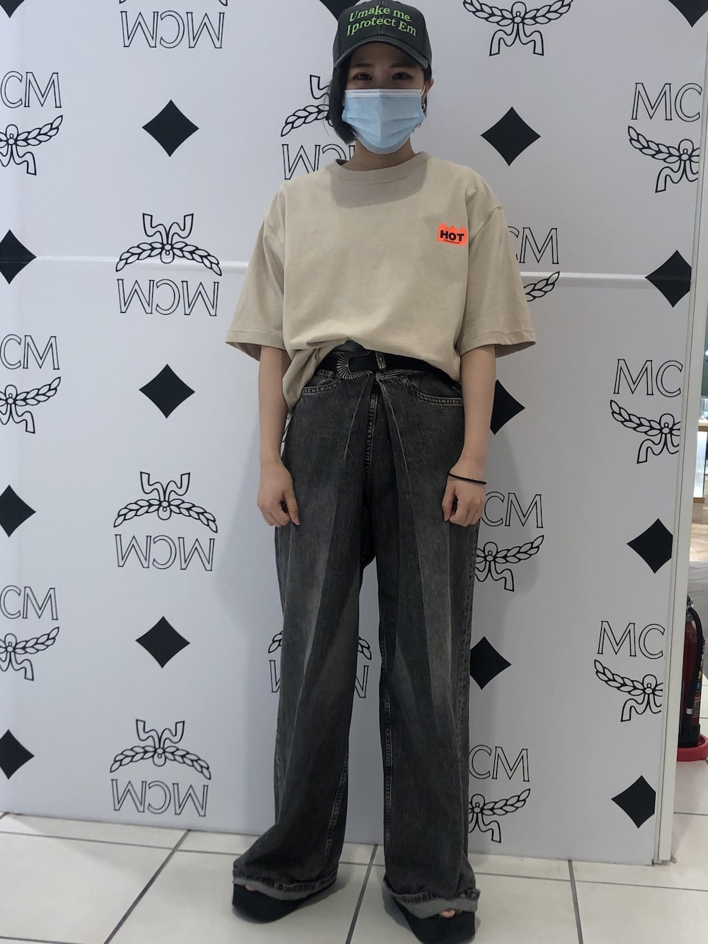 「デニム、カジュアル、シンプル、夏、ベージュ、Tシャツ、LHP、ootd、ラクチンコーデ、着回しコーデ」｜「BlackEyePatchのアイテム（Tシャツ/カットソー、ベージュ系）」を使った、IZUHARA MAYUさん（レディース・155cm）の夏コーディネートの1枚目の写真