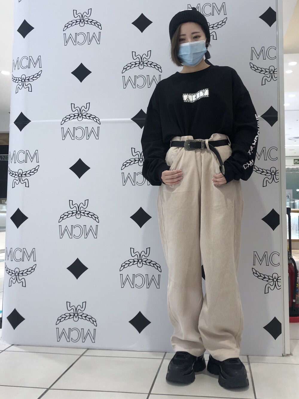 「スニーカー、ロゴT、ニット帽、ベージュ、秋のコーデ、LHP、ootd、夏コーデ、カジュアルコーデ、ゆるコーデ」｜「L.H.Pのアイテム（Tシャツ/カットソー、ブラック系）」を使った、IZUHARA MAYUさん（レディース・155cm）の夏コーディネートの1枚目の写真