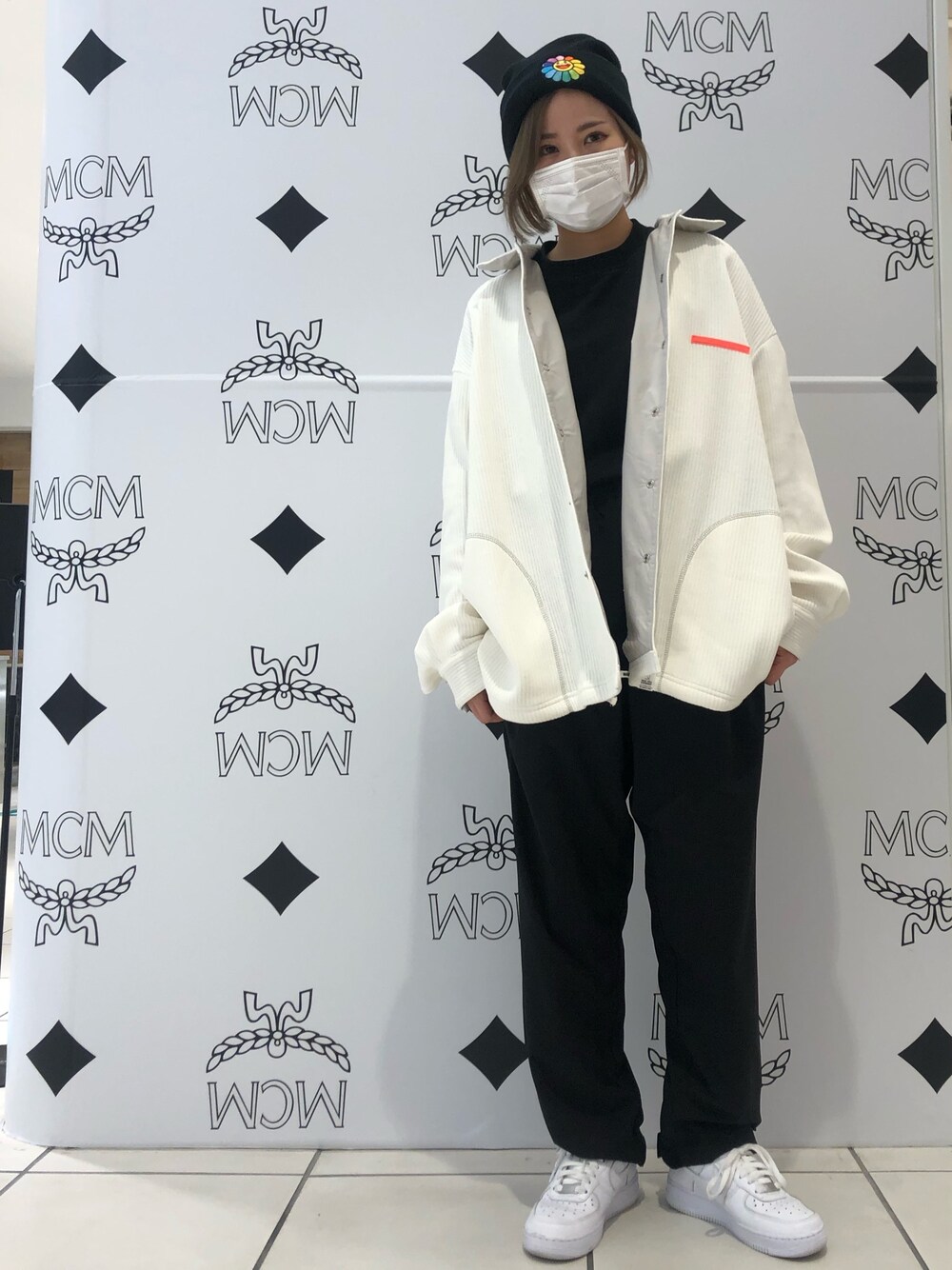 「ブラック、ニット帽、秋のコーデ、LHP、秋色、パンツスタイル、ootd、シンプルコーデ、低身長コーデ、韓国ファッション」｜「MAGIC STICKのアイテム（ジャケット/アウター、ホワイト系）」を使った、IZUHARA MAYUさん（レディース・155cm）の夏コーディネートの1枚目の写真