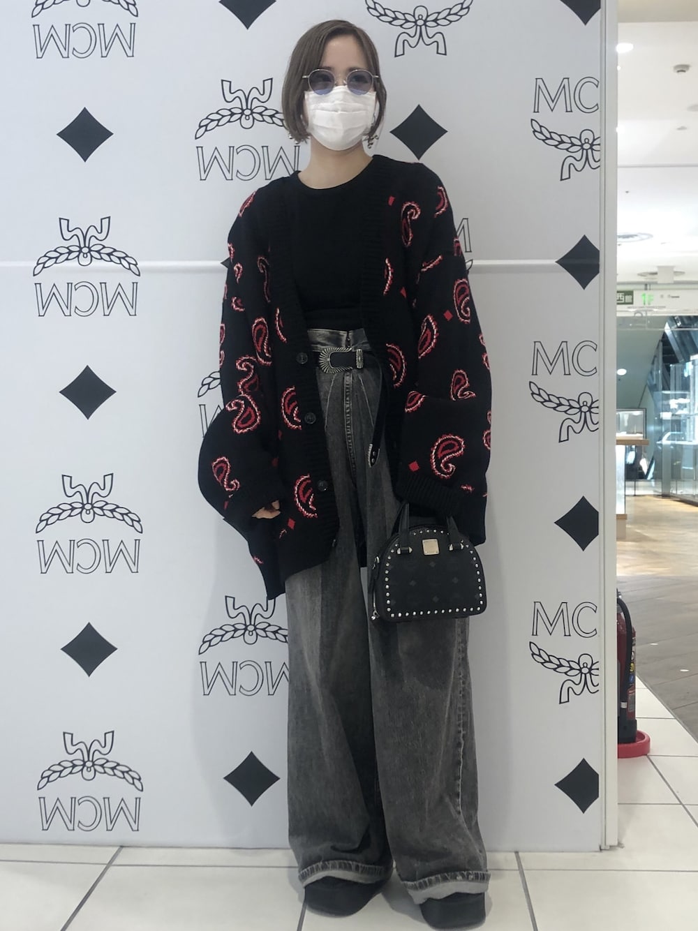 「カジュアル、ストリート、ワイドパンツ、ペイズリー、パンツスタイル、楽チンコーデ、ラクチンコーデ、低身長コーデ、秋コーデ、スタッフセンバツ」｜「WHITELANDのWHITELAND/ホワイトランド/ペイズリービッグカーディガン（カーディガン/ボレロ、ブラック系）」を使った、IZUHARA MAYUさん（レディース・155cm）の秋コーディネートの1枚目の写真