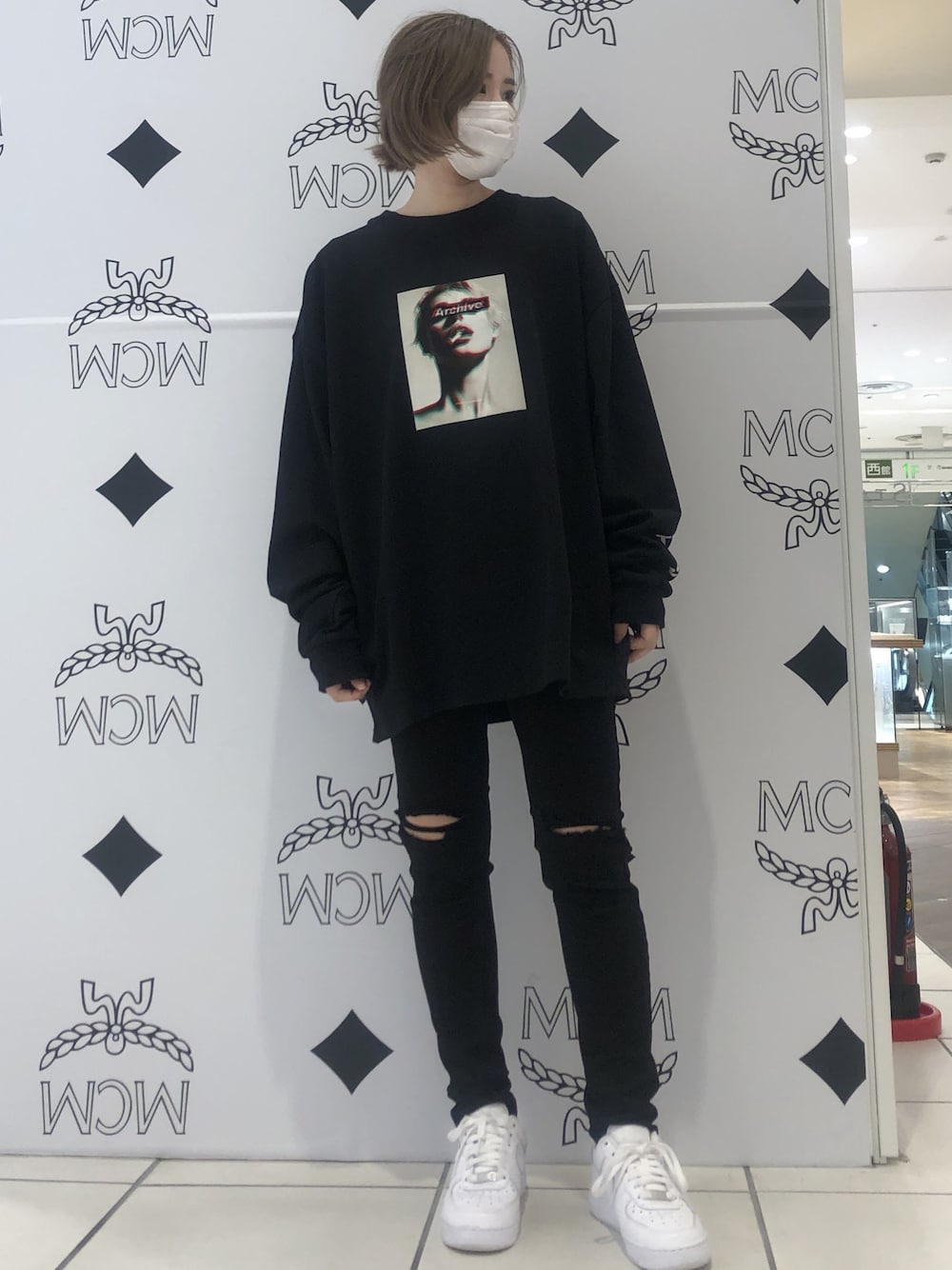「ブラック、ワントーンコーデ、モノトーン、ロンT、秋色、メンズライク、スキニーデニム、シンプルコーデ、韓国ファッション、スタッフセンバツ」｜「L.H.PのA4A/エーフォーエー/グラフィックロンT/SMOKING L/S T-Shirts（Tシャツ/カットソー、ブラック系）」を使った、IZUHARA MAYUさん（レディース・155cm）の秋コーディネートの1枚目の写真