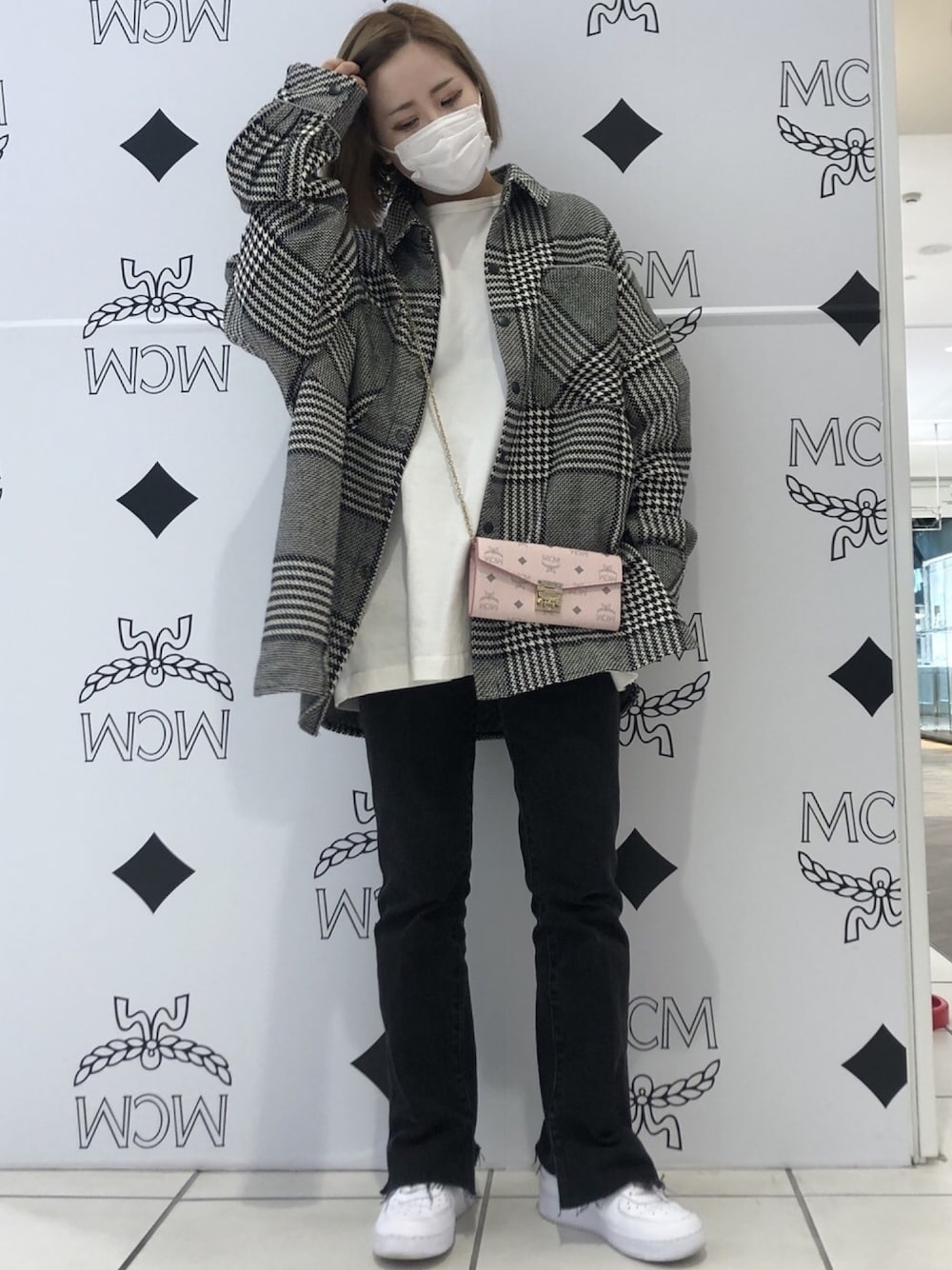 「カジュアル、シンプル、スタッフコーデ、秋のコーデ、MCM、ootd、低身長、今日のコーデ、韓国ファッション、スタッフセンバツ」｜「MCMのMCM/エムシーエム/PATRICIA  FLAP WALLET LARGE/パトリシアウォレット ラージ/長財布（財布、ピンク系）」を使った、IZUHARA MAYUさん（レディース・155cm）の秋コーディネートの1枚目の写真