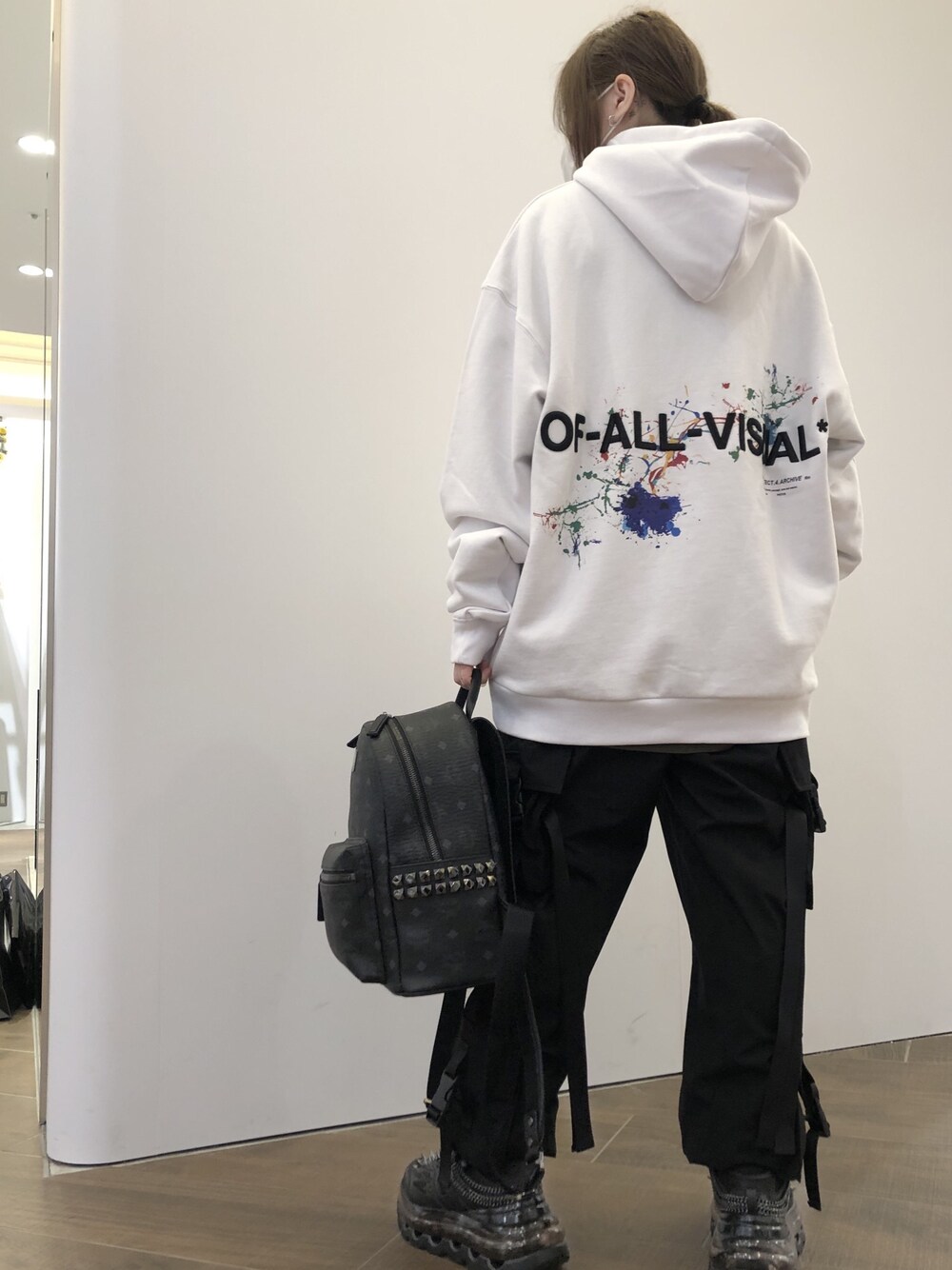 「ビッグシルエット、パーカー、ストリート、オーバーサイズ、カーゴパンツ、大人コーデ、シンプルコーデ、今日のコーデ、オトナカジュアル、秋冬コーデ」｜「DANKE SCHONのDankeSchon/ダンケシェーン/NS CARGO PANTS/カーゴパンツ（カーゴパンツ、ブラック系）」を使った、IZUHARA MAYUさん（レディース・155cm）の秋コーディネートの1枚目の写真