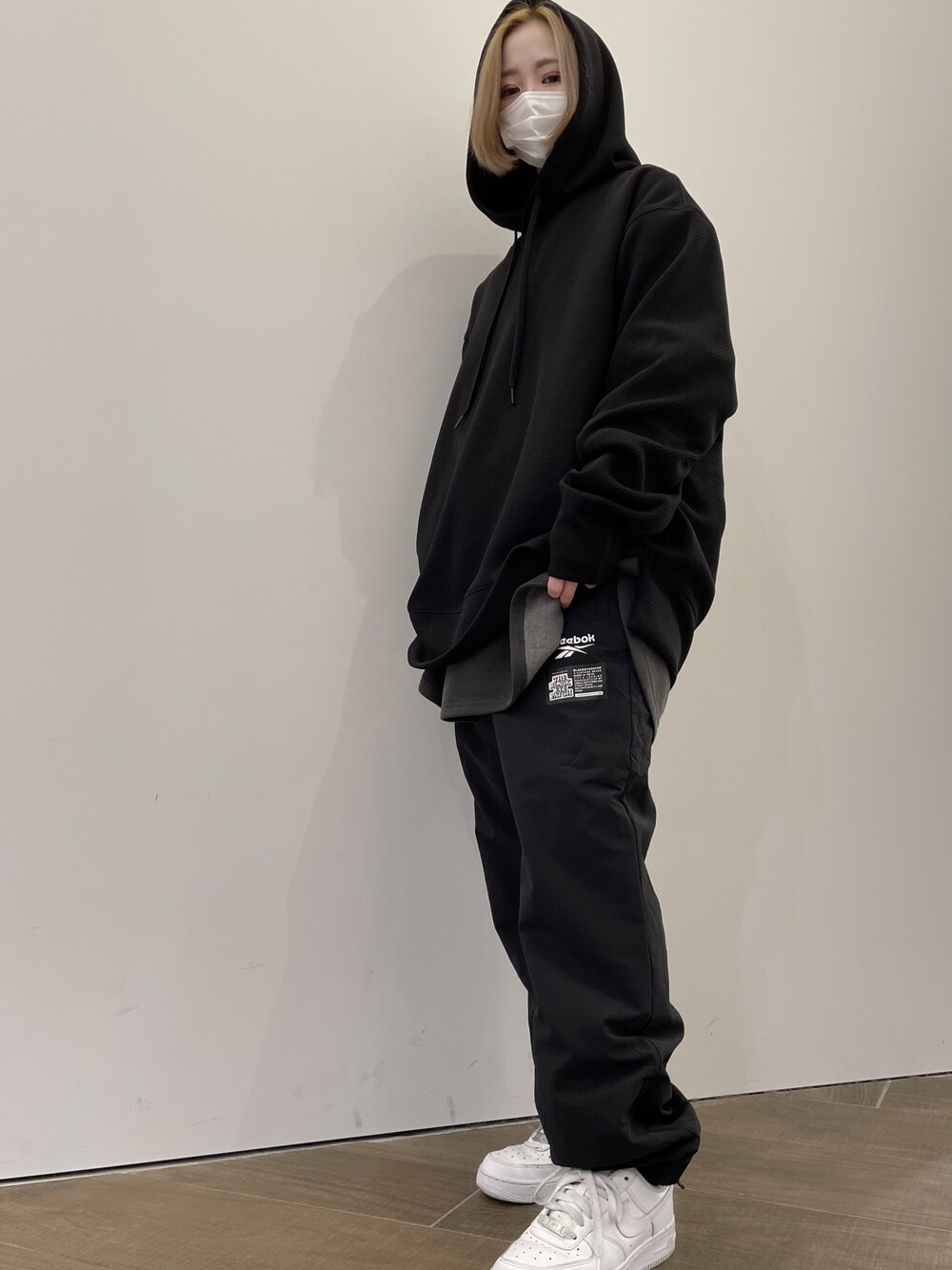 「カジュアル、シンプル、ブラック、パーカー、冬コーデ、休日スタイル、低身長コーデ、ビッグスウェット、おしゃれさんと繋がりたい、blackeyepatch」｜「Y-3のアイテム（パーカー、ブラック系）」を使った、IZUHARA MAYUさん（レディース・155cm）の秋コーディネートの1枚目の写真