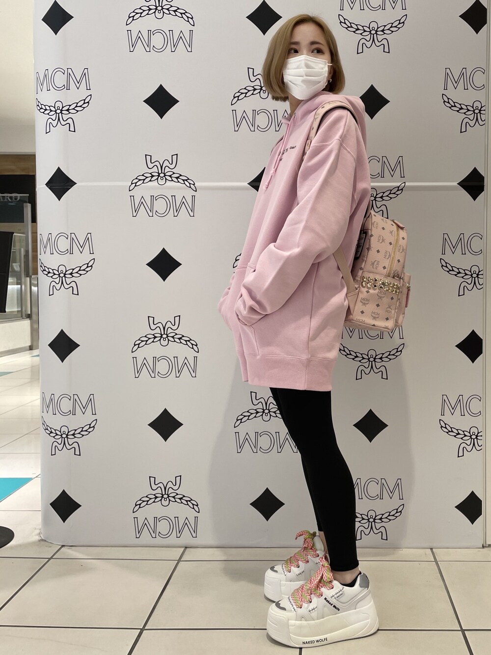 「ビッグシルエット、バックパック、ピンク、パーカー、ootd、シンプルコーデ、着回しコーデ、今日のコーデ、韓国ファッション、秋冬コーデ」｜「KaneZのアイテム（パーカー、ピンク系）」を使った、IZUHARA MAYUさん（レディース・155cm）の冬コーディネートの1枚目の写真