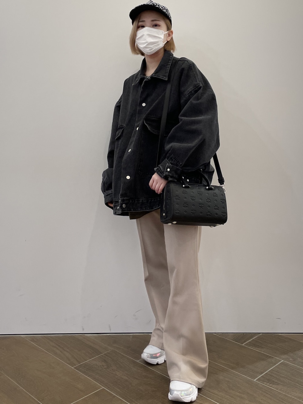 「デニム、ベージュ、休日スタイル、プチプラ、あったかコーデ、低身長、デニムコーデ、韓国ファッション、DankeSchon、秋冬コーデ」｜「MCMのMCM/エムシーエム/〈エッセンシャル〉 ボストンバッグ モノグラムレザー/Monogrammed Le BostonBag（ボストンバッグ、ブラック系）」を使った、IZUHARA MAYUさん（レディース・155cm）の冬コーディネートの1枚目の写真