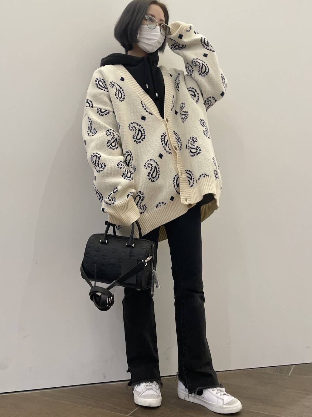 「カーディガン、シンプル、ストリート、冬コーデ、ペイズリー、ootd、ラクチンコーデ、韓国ブランド、韓国ファッション、ニットコーデ」｜「WHITELANDのWHITELAND/ホワイトランド/ペイズリービッグカーディガン（カーディガン/ボレロ、ホワイト系）」を使った、IZUHARA MAYUさん（レディース・155cm）の冬コーディネートの1枚目の写真