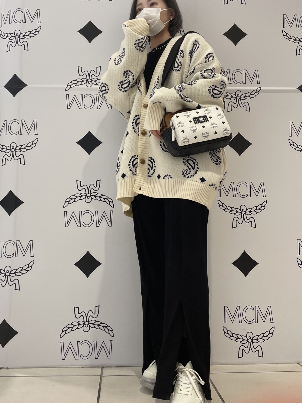 ホワイト系のカーディガン/ボレロ、ホワイト系のカーディガン/ボレロ、ホワイト系のカーディガン/ボレロを着用したレディースの冬コーディネートの1枚目の写真