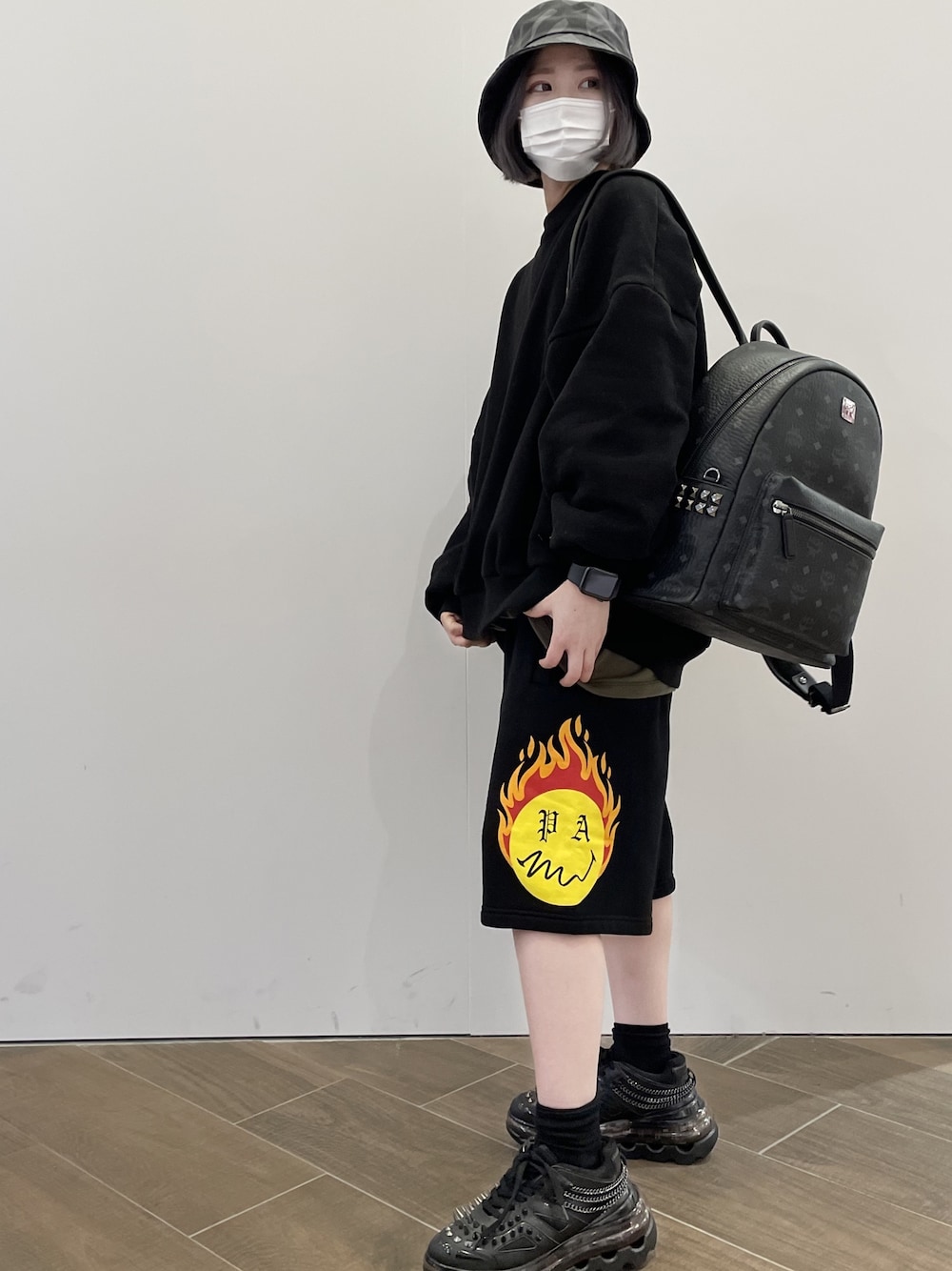 「スニーカー、ビッグシルエット、ストリート、冬コーデ、モノトーン、リラックススタイル、オトナカジュアル、韓国ブランド、韓国ファッション、お洒落さんとつながりたい」｜「DANKE SCHONのDankeSchon/ダンケシェーン/トライバルバケットハット（ハット、グレー系）」を使った、IZUHARA MAYUさん（レディース・155cm）の冬コーディネートの1枚目の写真